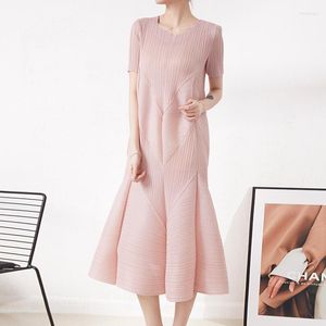 Casual Dresses French Light Luxury Cold and Different Style Women's High Grade Dress Design Sense Pleated Silhouette Kort ärmkaka