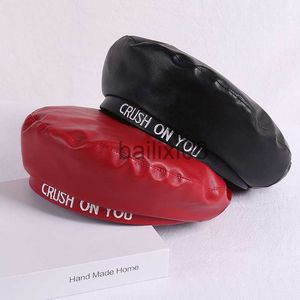 Chapéus Stingy Brim Boina PU Outono Inverno Jornalista Vintage Britânico Chapéu de Pintor de Rua Chapéu Vermelho Boinas Letras Brancas J230802