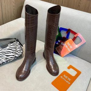 Karligaphy Cric Embossed Leather Bootsファッション膝ブーツ丸いつま先フラットヒールナイトブーツ