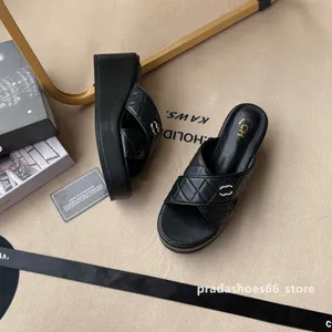 Sapatos Paris Mulheres Sandálias 2023 Novos Saltos Femininos Verão Deslizamento Plataforma Chinelos canal Sandalias Mujer Soft Wedges Sapatos Cruzados Para Mulheres Calçados Verão 2c