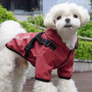 Odzież dla psa letnia płaszcz przeciwdeszczowy wodoodporny materiał poliestrowy z kapturem ozdobić klamrę trakcyjną wszystkie ubranie dla kota