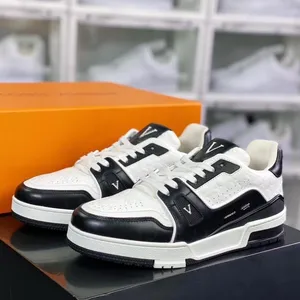 Lyxdesigner casual skor logo präglade tränare rem Skate Sneaker män kvinnor trippel vit svart grön låg b22 herrar sko kvinnor mode yk tränare sneakers oss