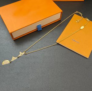 Designer di lusso Collane con pendente in argento placcato oro 18 carati Rame di alta qualità Lettera di marca Collana Maglie Catene Amanti Gioielli di cristallo di Natale 20 Stili