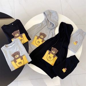 Set di abbigliamento per bambini di marca classica Designer Baby Kids Girocollo Set Cartoon Lettera Stampa Inverno Maglione con cappuccio Pantaloni Vestiti Abiti