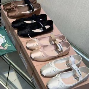 Lüks Miu Paris Bale Moda Tasarımcı Profesyonel Dans Ayakkabıları 2023 Saten Balerin Mm Platformu Bowknot Sığ Ağız Tek Ayakkabı Düz ​​Sandalet Kadınlar İçin