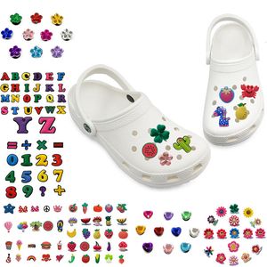 Sko delar tillbehör 100 st djur blommor söta pvc sko charms zodiaksandal tillbehör matstroppsdekorationer enhörningar ornament passar skor 230801