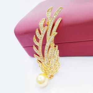 Brosches Angel Wing Feather Style Fashion CZ Crystal Jewelry Lady Dress Brooch Pin Garment Accessory Födelsedagspresent