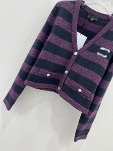 Suéter feminino estilo europeu de luxo 23 pré-outono novo cardigã listrado com decote em V contrastante