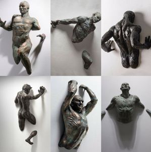 Objetos decorativos Estatuetas 3D Através da Parede Figura Escultura Imitação de Cobre Decoração Abstrata Personagem Resina Escalada Homem Estátua Decoração Interior 230802