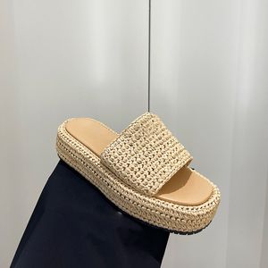 Woven Sandals Crochet flatform slides Raffia effect Yarn Lafite Grass Metal Triangle Logo Platform slides Sandali da donna Beach Holiday Slippers Designer Sandals