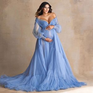 Abito premaman in tulle con volant blu soffice per servizio fotografico con spalle scoperte Abito premaman per fotografia in gravidanza con fascia