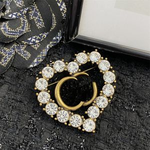 Spilla con lettere dorate Spille di diamanti scintillanti di lusso Abiti di moda firmati Spille per accessori per abiti da festa da donna Gioielli