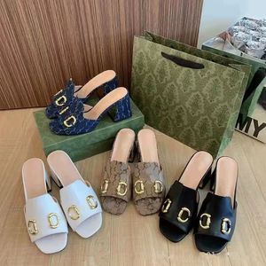 Großhandel Sommer Hausschuhe Neue Schuhe mit klobigem Absatz Lackleder Slides Sandalen Metallkette Damen Freizeitschuhe Buchstabe Geometrisch bedruckter Outdoor-Schuh