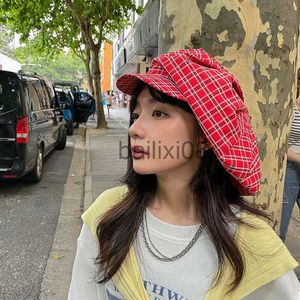 Skąpe brzegi czapki 2022 Nowe kobiety japońska duża wersja Plaid Beret Spring and Autumn Fashion Octagonowa kapelusz British Retro Painter Hat J230802