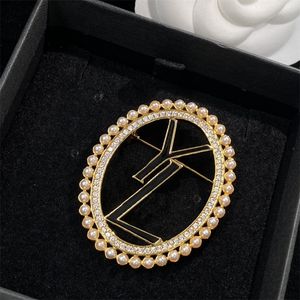Round Golden Letters Brooch Women Designer Sparkling Diamond Brooches For Womens Ladies Luxury Trendy Hearts Fashion Suits Pins Jewelry