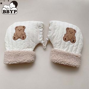 子どもたちのミトンキュート刺繍クマの白い手袋ぬいぐるみぬるぬるした冬暖かい生徒に乗る冷たい風の下着裸の指を乗せてください230802