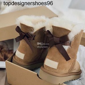 2023 Designer Classic Warm Ugse Women Mini Half Snow Fashion Märke Button Boot Winter Ugly Full Fluffy Furry Satin Ankel Uggglies Bow Booties Slippers