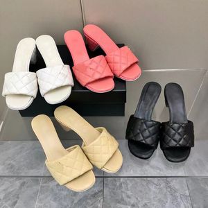 2024 Frauen Slipper Sommer Hot Top Schuhe Mode Chunky Heel Casual Hausschuhe Brief Gedruckt Designer Slides Schwarz Weiß Luxus Marke Sandalen Patent Leder