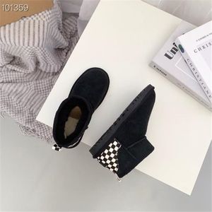 كلاسيكيات الأزياء Mini Short Boots تحافظ على أحذية الثلج الدافئة للنساء الشتوي الجديد من فراء الأغنام المدمجة بالإضافة إلى أحذية القطن الكثيفة الصوف مع حقيبة غبار البطاقة