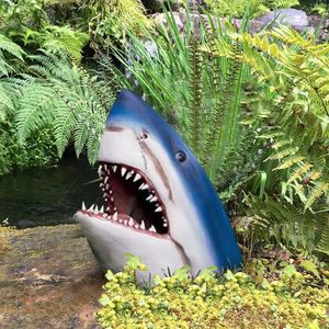 Oggetti decorativi Figurine Creative White Shark Garden Art Statua Resina realistica Testa di squalo bianco Scultura Wall Hanging Home Yard Garden Decor 230802