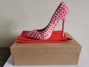 Kostenlose Lieferung. Klassische Luxus-Marken-Designer, nacktes Lackleder, Nieten, spitze Zehen, High-Heel-Schuhe, Damen-Hochzeitsschuhe aus echtem Leder, High-Heel-Schuhe, Fabrikschuhe