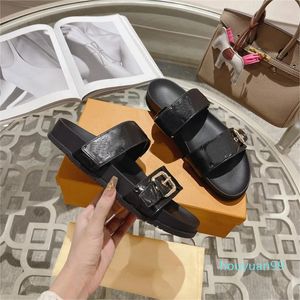 Desbravadores Slipers Sandals Sandals Summer Flats Sexy Leather Platform Shoes Ladies Beach Slides 2 tiras com fivelas de ouro ajustadas