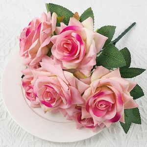 Dekorativa blommor konstgjorda sammetrosa rosa rosbukett balkong trädgårdsdekor simulering rosor falska blommor bröllop dekoration gröna växter