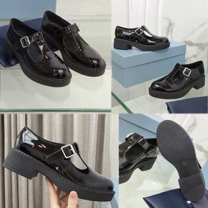 Couro escovado Mary Jan Sapatos com tira em T Preto 1E834 Logo impresso em tela monobloco sola de borracha estilo de combinar uniformes escolares vintage mocassins de grife para meninas