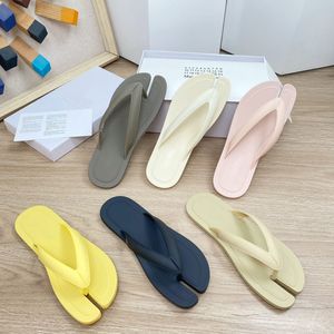 Nya sommar tabi flip-flops v-formade tofflor sandaler gummi ensamma högkvalitativa comfor ins skor för kvinnor lyxdesigners fabrikskor storlek 35-40