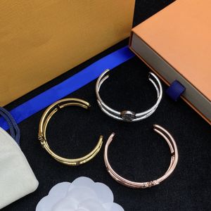 Topp designblomma öppningsarmband klassiskt märke tre färgalternativ mode unisex armband seiko hög upplaga
