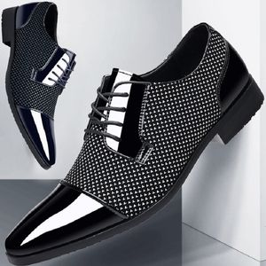 Sapatos sociais de couro envernizado masculinos casuais sapatos oxford marca mocassim com brilho calçados masculinos bico fino para homens 230802