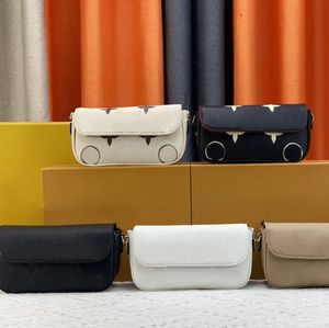 2023 Ny topp lyxig designer slingväska croissant väskor axel hobo designer handväska kosmetisk halvmåne baguette underarm handväskor crossbody metall kedja samling 5A