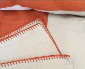 ソフトウールスカーフショールポータブルウォームペルレイドソファベッドフリース春秋の女性投げ毛布の文字毛布