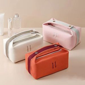 2023 Kvinna Mens kosmetiska väskor Designer Bag Makeup Bag toalettartiklar Handväska Canvas Wash Pouch Luxurys handväskor Små storlek 6 färger topp