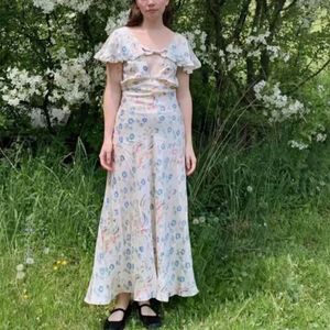 Avustralyalı Tasarımcı Elbise Fransız Kadın Tasarımcı Giyim Çiçek Baskı Sıradan Uzun Elbise İnce Omuz Fırfır Kılıfları V yaka Sırtsız Elbise Yaz 8