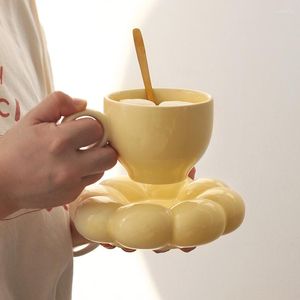 Muggar 2023 Sun Flower Coffee Mugg med Saucer Summer Breakfast Milk Cup Dish Set Ceramic Afternoz Home Home Wedding Decoration