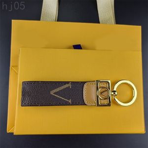 Designer -Schlüsselanhänger kleine braune Lederschlüsselkette berühmte Dragonne Valentines Geschenk Hardware Gold plattiert Key Ring Bag Brieftasche kleine Dekoration PJ047