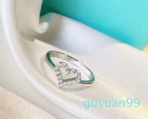 Luxury- Märkesdesigner S925 Sterling Silver Full Crystal Ring Hollow Heart Charm för bröllopsfest Kvinnor smycken