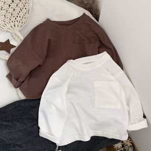 Familjsmatchande kläder Baby Cotton T Shirt Korean pojkar och flickor Pocket Design Bambu Långärmad T -shirt Kidskläder 230810