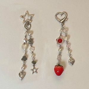 Nyckelringar Strawberry Heart Formed Key Chain Drop Pärled Söt nyckelring Kvinnor 2023 230802