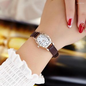 Il marchio di orologi da polso è un piccolo orologio di moda da donna, studenti coreani, vita retrò, cintura impermeabile, orologio elettronico da donna Shi Ying
