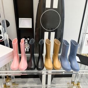 Pantofole di marca con la massima qualità nel 2023 nuovo senso del design stivali da pioggia colorati color caramella alla moda scarpe da pioggia con contorno di grandi tubi alla moda