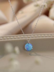 Kedjor Han Hao S Sterling Sier Simple Blue and White Australian Opal Round Pendant Halsband Kvinnors mångsidiga ins mode