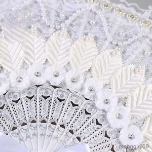 Kinesiska stilprodukter anpassade bröllop hand fans vita handgjorda broderier kinesiska stil handhållna damer unisex dekorativ pärla brud handfan r230804