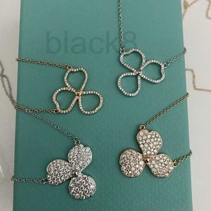 Pendanthalsband Designer S925 Sterling Silver Diamond Necklace för kvinnors Lucky Clover Collar Chain med liten stildesign och High Sense Pendant U2DZ