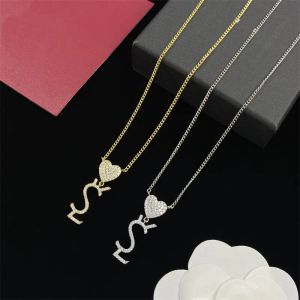 Designer Silver Necklace Letter Heart Pendant Halsband Womens Luxurys JewerLry Diamonds Halsband Fashion Gold Neckor 18K Gold Plated G23841D