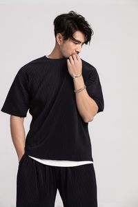 メンズTシャツmiyakeプリーツシャツ男性のための夏の服半袖のプレーンTシャツファッションブラックラウンドカラースポーツトップ