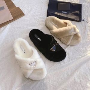 Lady Triangle Fur Slide Sandales Luxurys Designers House Fuzzy Tazz Slippers Flat Base Teddy Bear Fashion Shoes Popular Clipper Size 35-42 Slids Fluffy Slides