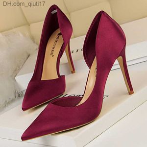 Klänningskor Kvinnors fetischism 9,5 cm höga klackar Royal Blue Wine Red Pump Satin Slim High Heels Women's Escarpins Silk Wedding Party Ball Hollow Activity Shoes Z230804