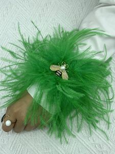 Fingerless Handskar Feather Cuffs For SemeVes Fashion Bee Accessories Luxury Fluffy Ostrich Wrist Women Slaps Armband 230804
